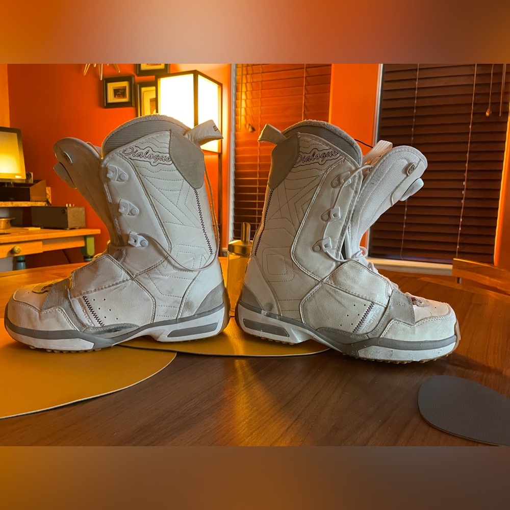 Solomon dialogue snowboard boots. 8.5 men